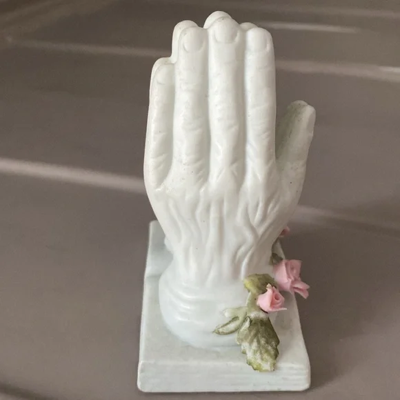 Vintage prayer hands over book and roses figurine - Picture 5 of 14